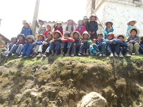 Vybavení školní knihovny v Peru